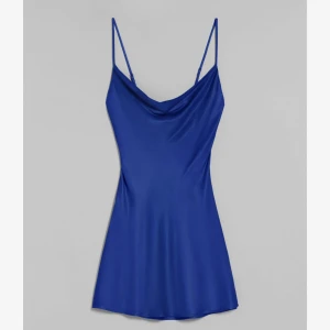 Fest klänning  - Denna super snygga klänning från  bershka i storlek M, sitter som en xs. Tyvärr förliten för mig men den sitter super fint på kroppen. Den har justerbara band och slits på båda sidor vid benen. Köpt för 240kr.