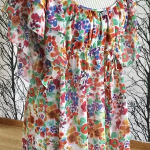 Vacker tunika / blus i polyester Nyskick! Stl 40 - Perfekt till sommaren ! Snygg både till fest och vardag !  Knyts under bysten, jättefin!! Fjäril arm 