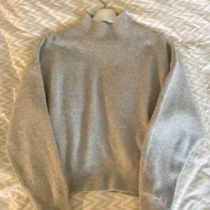 Grå stickad tröja - Väldigt fin stickad långärmad från ginatricot i storlek S, köpte för 400kr säljer för 300kr utan frakt! 📦Har använt ett fåtal gånger, skriv om ni är intresserade, priset kan diskuteras🥰. 