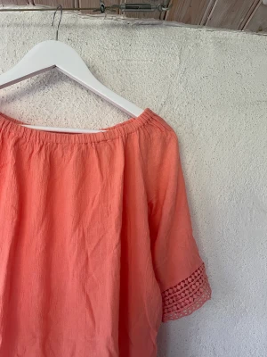 Topp - Fin korall färgad topp ifrån VERO MODA. I storlek 36, lite genomskinlig och har tre kvarts ärmar. Super söt till sommaren 💞