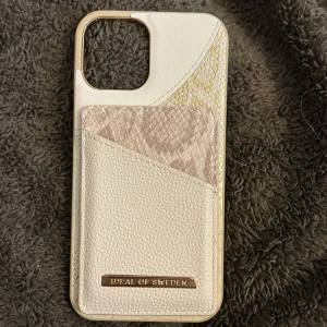 Mobilskal  - Detta mobilskal passar till iPhone 12 och har en magnetisk korthållare.