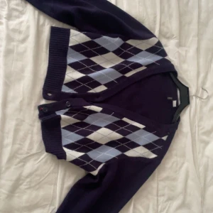 Tröja  - Hej! Jag säljer den här tröjan som är köpt från h&m, jag använder den knappt.  Vid mer bilder så får du gärna skicka ett meddelande!! 