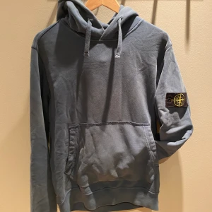 Stone island  - Otroligt fint skick! Marinblå/ blå-grå  8/10 cond  Storlek L men passar även M