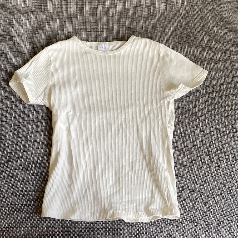 Fin T-shirt från zara. Använd fåtal gånger så fint skick. Tight T-shirt. . T-shirts.