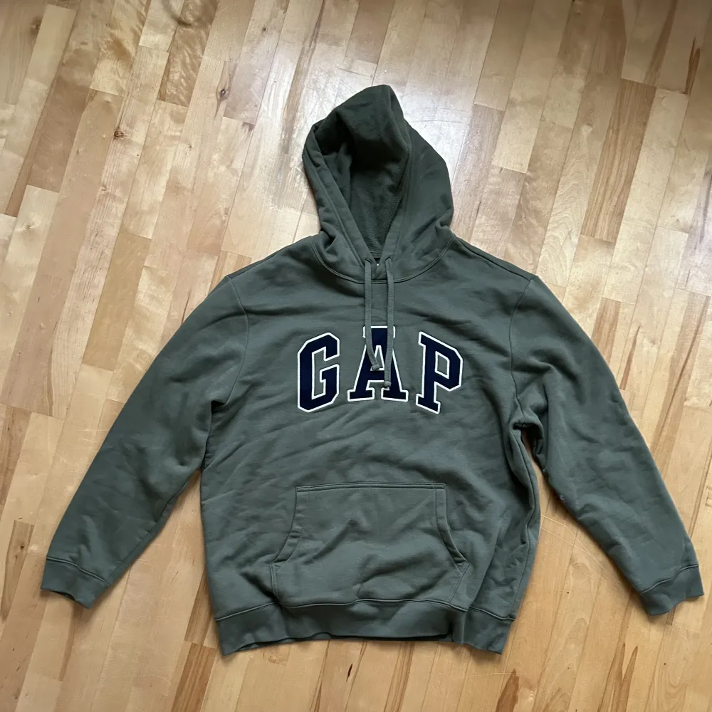 Säljer min GAP hoodie som jag knappt har använt cond 9/10 . Hoodies.