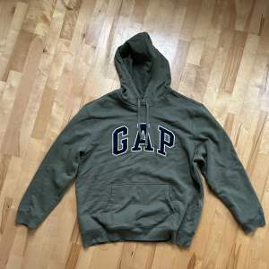Säljer min GAP hoodie som jag knappt har använt cond 9/10 