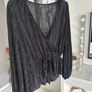 Blus - Jättefin blus som passar perfekt till allt. Väldigt bra material och endast använd ett fåtal gånger 
