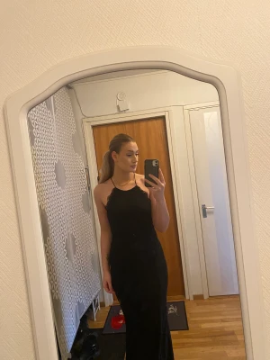 Snygg balklänning  - En perfekt klänning till balen!! Jätte snygg öppen rygg med skönt material.