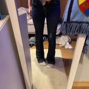Levi's jeans! - Superfina jeans från levi's som tyvärr är för små, slitna fär nere💕