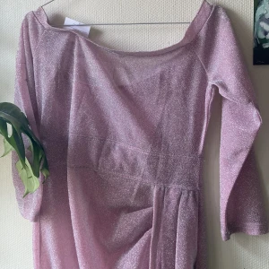 Glittrig klänning!! - Cool rosa glittrig klänning. Köpt i Köpenhamn men aldrig använt den! Bra skick! Skriv om du önskar ett annat pris eller vill ha fler bilder.  