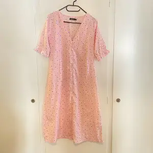 Ljusrosa klänning perfekt för sommaren 