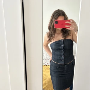 Denim set - Jag säljer detta jättesnygga denim set från Vila (som jag har sytt in) då det tyvärr inte kommer till användning, perfekt till boots en sommarkväll😉om du vill köpa en av delarna går det säkert att lösa!