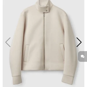 Vårjacka COS - Köpte denna jacka på tise men tyvärr är den för stor för mig. Förra ägaren hade använt den fåtalet gånger och jag har enbart testat den, har inga märken eller liknande utan är i toppen skick.