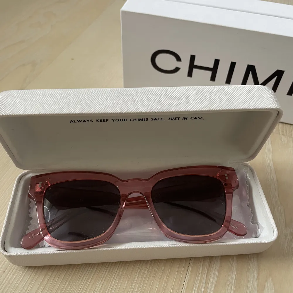 Säljer nu dessa supersnygga Chimi solglasögon!💓De är i färgen Guava och modellen är 005. Har använt dem en del men ändå bra skick. Finns dock en liten repa (syns knappt) så därför säljer jag de för 600kr. Pris kan diskuteras. 🙌🏼💓. Accessoarer.