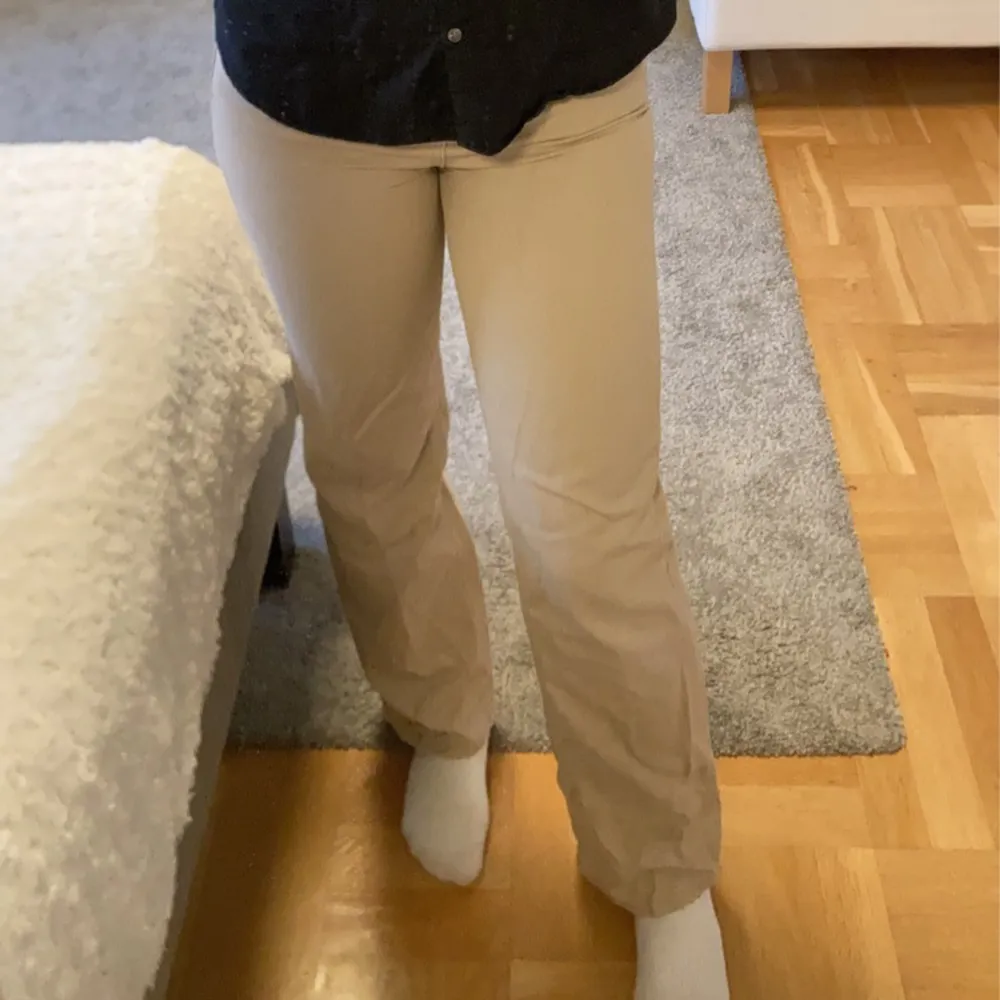 Beiga jeans från bikbok. Säljer då de sitter lite tajt på mig. Jag är 170 lång och de sitter bra i längden, pris kan diskuteras🥰. Jeans & Byxor.