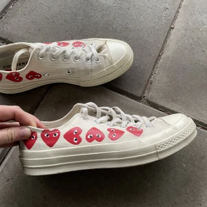 Cdg converse  - Cdg converse i storlek 38,5 som inte kommit till mycket användning på senaste. De är använda men i mycket bra skick! 600kr plus frakt 