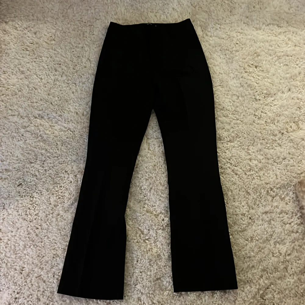 Superfina kostymbyxor i färgen svart storlek 40, byxorna  har aldrig använts och säljs pågrund av att den är för stora. Jag säljer dem för 350kr men ord pris är 499kr.. Jeans & Byxor.