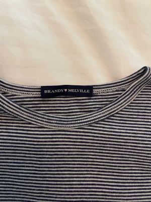Brandy Melville tröja - Jätte fin på har ingen användning av den längre. Köpte den förra året och har bara använt den ett fåtal gånger. Jag har storlek S men tror den passar xs-l