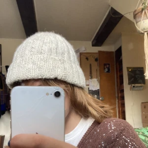 Vit stickad mössa - En vit mössa som jag stickat!