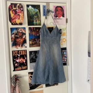 jeansklänning - jättefin jeansklänning storlek 32. Den går till knäna på mig som är 174! 