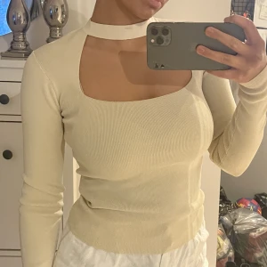 Zara TOPP!! - Säljer denna söta toppen från zara som inte säljs mer, älskar denna men säljer pågrund av att jag inte använder:( nypris - 259kr 