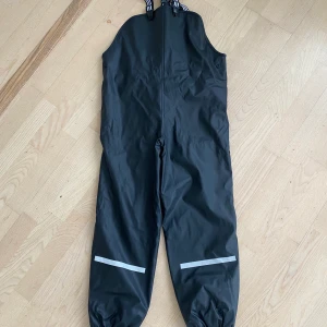 Bortskänkes regnkläder - Diverse regnkläder galonkläder bortskänkes varierande storlekar ca 10-15 år skriv vad ni önskar, ålder samt storlek och kille eller tjej 