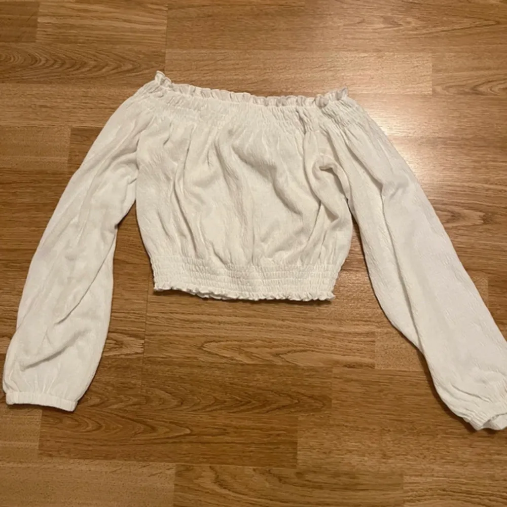 Jättefin vit långärmad Offshoulder top!. Toppar.