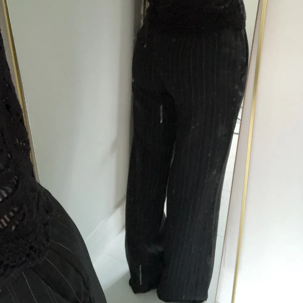 Säljer dessa snygga kostymbyxor som är mörkblåa och i storlek S, säljer för 200kr + frakt (66kr)💓. Jeans & Byxor.