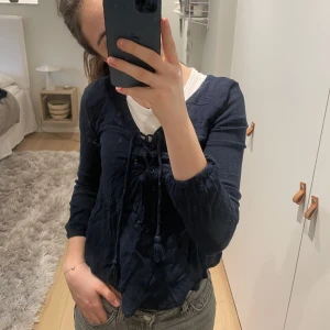 Topp - Marinblå topp!! Köpt på sellpy! Säljer då den ej kommit till användning💕