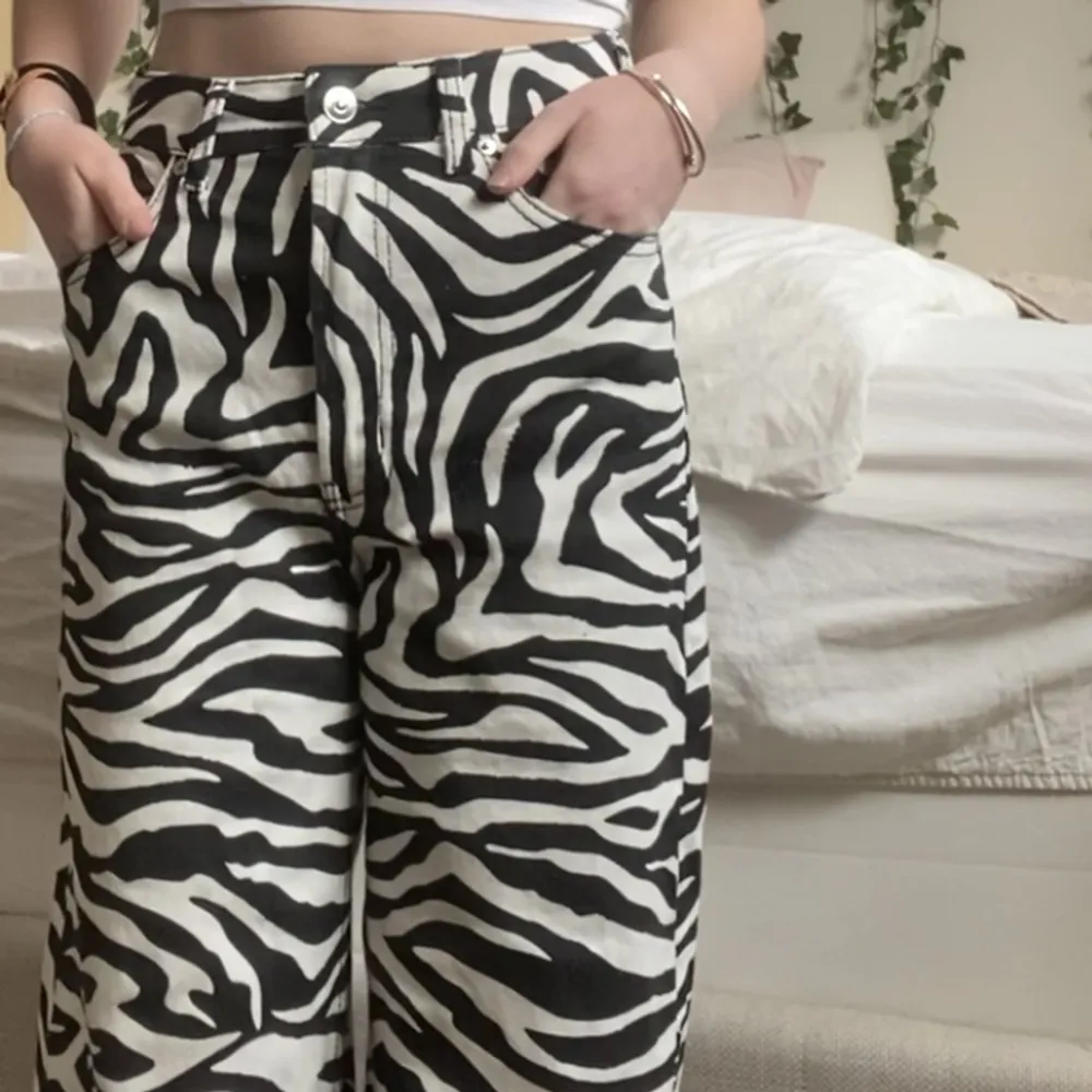 Säljer dessa zebra mönstrade byxor, helt nya✨🦓. Jeans & Byxor.