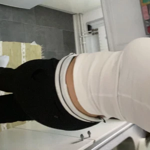 Byxor - Ett par snygga byxor från H&M som jag ej använder längre, används enbart tre gånger ✨de har en vikning upp vid midjan som man kan vika ner💗