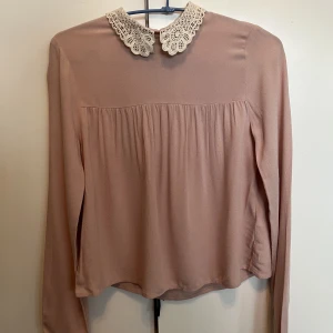 Söt blus - Söt blus i gammelrosa med spetskrage! Knappt använd!