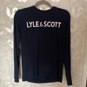 Lyle & Scott tröja  - Långärmad tröja i t-shirt material, säljes pga ingen användning samt för liten 