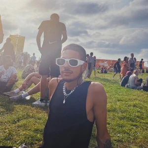 Solgalsögon  - Vita solglasögon kollektion ”studio 02” från bershka! Använda under lollapaloza 2022, alltså 3 gånger! 