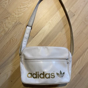Adidas axelremsväska - Så cool väska från adidas, som passar jättebra som skolväska, i okej skick. Ignorera budgivning⚠️!! Skriv för frågor!🤍