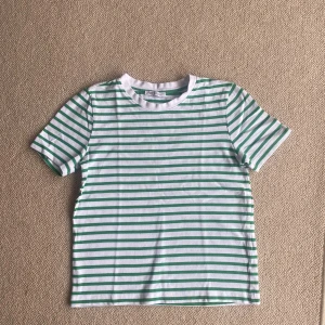 T-shirts från Zara - Vit/grön-randig t-shirt från Zara stl S. Superfint skick och nästan aldrig använd!! 