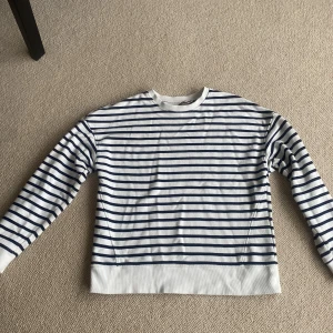 Randig collegetröja  - Collegetröja från Lindex, stl S. Väldigt bra skick. 