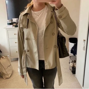 Kappa (trench coat)  - (Bilder från tidigare ägare) säljer denna kappa köpt här på plick. Köpte kappan för 700kr då den är från HM men inte säljs längre, perfekt nu på våren! 
