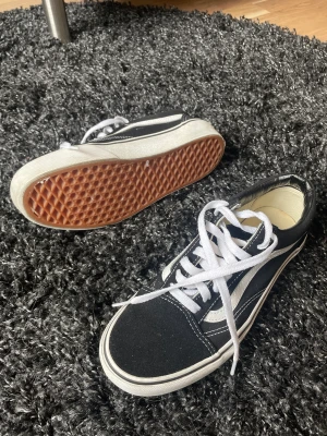 Snygga Vans skor! - Säljer mina snygga vans skor som knappt är använda (se undersida). Säljer för har ingen användning av dem! Så fina till våren/sommaren!