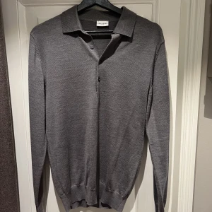 Green Polo Shirt Merino - Grönare än vad den ser ut på bild. Inte använd då den var köpt i fel storlek. Originalpris 899kr. Vårt pris. 500kr. /Aron