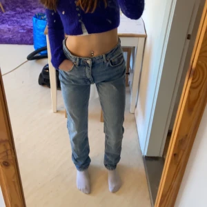 Midwaist jeans  - Säljer dessa midwaist jeans från Ginatricot. Köptes för någon månad sen och använda en gång sen dess. Därav i nyskick😊 Nypris 499kr 