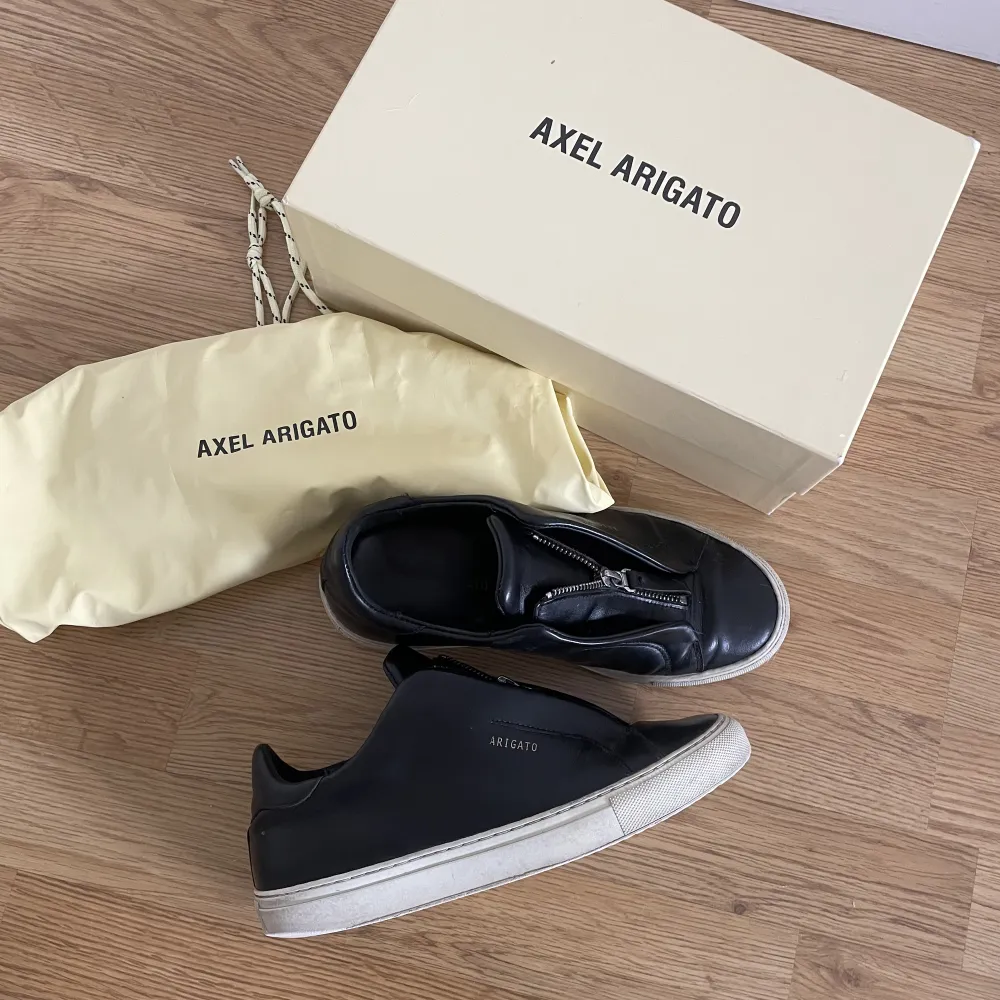 Säljer ett par super snygga Arigato skor i storlek 38. Skolåda och dustbag medföljer. Skorna är köpta för 1 900 kr och de är väl använda😊. Skor.