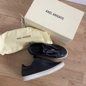 Säljer ett par super snygga Arigato skor i storlek 38. Skolåda och dustbag medföljer. Skorna är köpta för 1 900 kr och de är väl använda😊