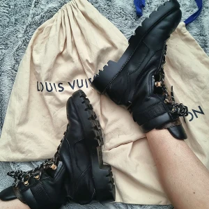 Louis Vuttion Boots (nya) - Oanvända kängor från Louis Vuitton, köpta 2020 i stl 37, kvitto ingår samt extra skosnören, dustbags.  Nypris 14370:- Pris kan disskuteras så skicka pm🤑☺️  Kan mötas upp kring sickla / hammarby sjöstad alt skövde trakten. Annars spårbar frakt dit du vill.