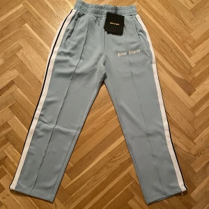Palm angels byxor - Säljer nu ett par helt nya palm angels byxor i strl M i färgen turkos. Om du vill ha hela dressen så finns överdel också i samma färg ich storlek på min profil. Bara att slänga iväg ett DM vid intresse!