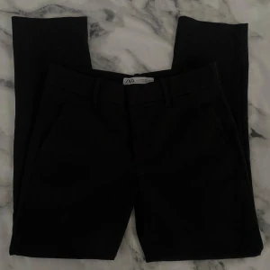 Lågmidjazd kostymbyxor ZARA - Säljer dessa lågmidjade kostymbyxorna från ZARA Storlek 34 Är vid fötterna på mig som är 158cm 100kr💗💗 