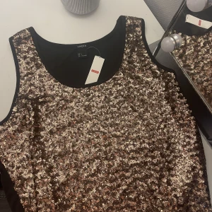 Supersöt klittertopp🥂 jag säljer min aupersnygga silvertippen då den inte används 😍lappen finns kvar och har aldrig använts✨🪩 - Medium skulle jag säga i storlek! Skönt material, bekväm ✨