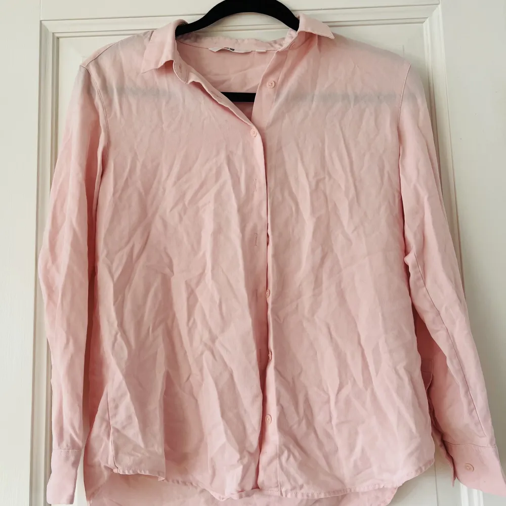Nätt skjorta från uniqlo (köpt i Japan), inte använd på länge och i bra skick. Stlk S 💓. Skjortor.