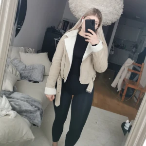 Mocka jacka från nelly - Mocka jacka från nelly i storlek 34 Endast använd en gång så jackan är i nyskick  