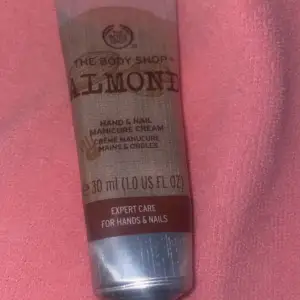 En body shop Almond handkräm  Hand &Nail  Manicure Cream  Andvänd cirka 3 ml  